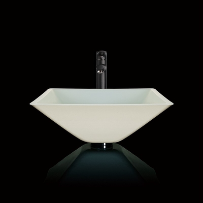 Versi i lavabi con un imbuto a forma di del bagno ha laccato la ciotola bianca di vetro temperata del lavandino del bagno
