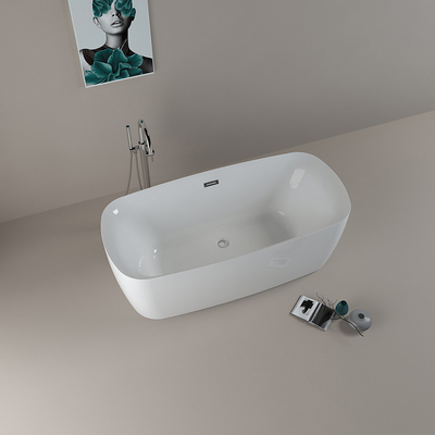 Bagno in piedi con rubinetto a forma rettangolare